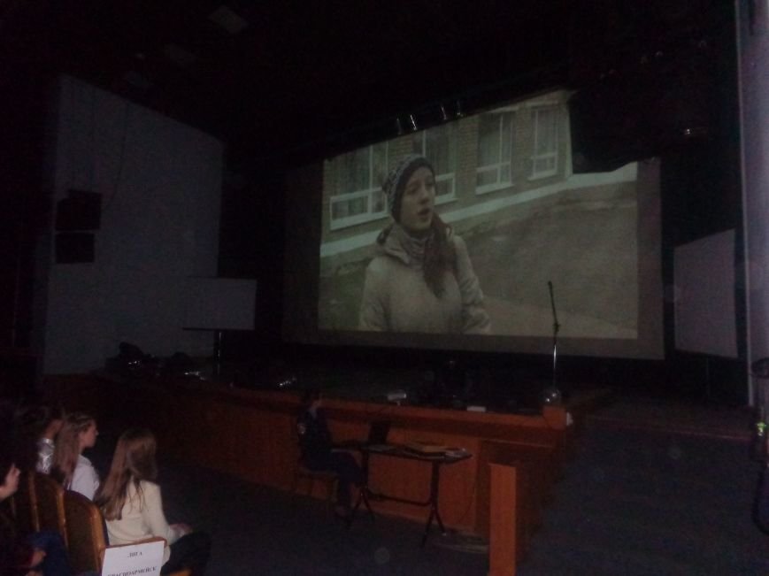 «Слава рідній Україні! Слава рідній землі!» - в Красноармейске (Покровске) прошло торжественное представление участников «Молодёжной лиги будущих полицейских» (фото) - фото 1 «Слава рідній Україні! Слава рідній землі!» - в Красноармейске (Покровске) прошло торжественное представление участников «Молодёжной лиги будущих полицейских» (фото) - фото 1