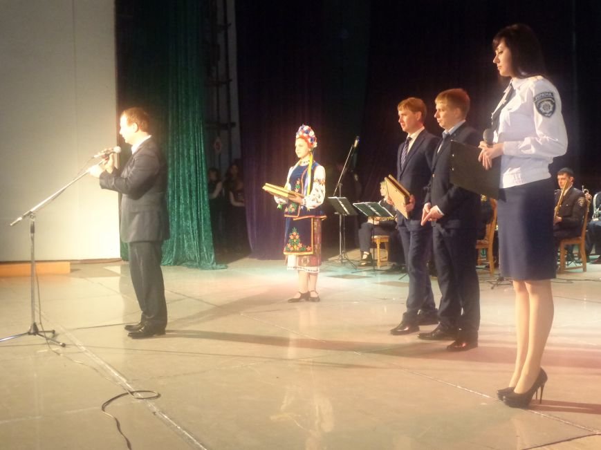 «Слава рідній Україні! Слава рідній землі!» - в Красноармейске (Покровске) прошло торжественное представление участников «Молодёжной лиги будущих полицейских» (фото) - фото 9 «Слава рідній Україні! Слава рідній землі!» - в Красноармейске (Покровске) прошло торжественное представление участников «Молодёжной лиги будущих полицейских» (фото) - фото 9