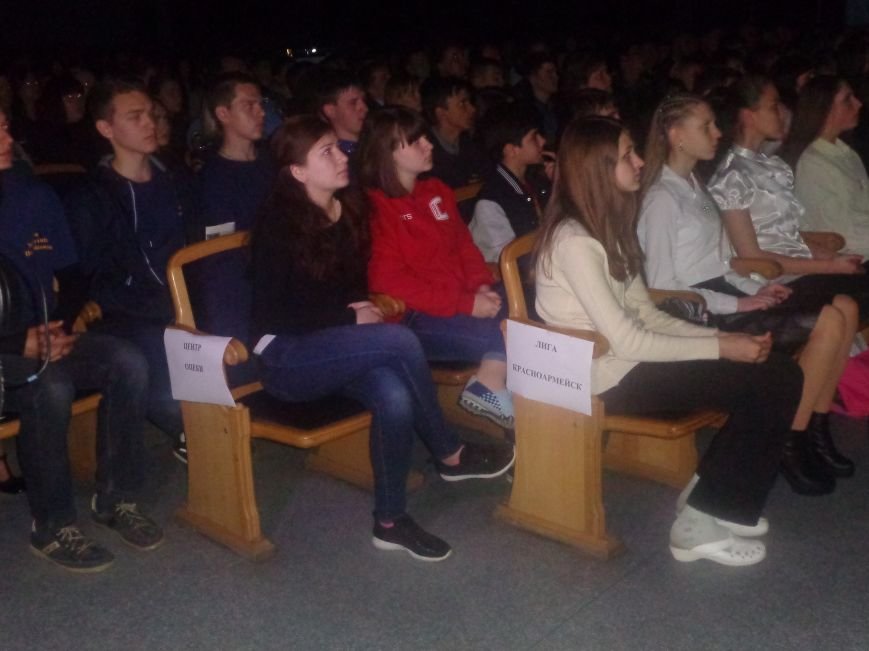«Слава рідній Україні! Слава рідній землі!» - в Красноармейске (Покровске) прошло торжественное представление участников «Молодёжной лиги будущих полицейских» (фото) - фото 3 «Слава рідній Україні! Слава рідній землі!» - в Красноармейске (Покровске) прошло торжественное представление участников «Молодёжной лиги будущих полицейских» (фото) - фото 3