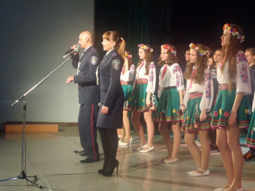«Слава рідній Україні! Слава рідній землі!» - в Красноармейске (Покровске) прошло торжественное представление участников «Молодёжной лиги будущих полицейских» (фото) - фото 19 «Слава рідній Україні! Слава рідній землі!» - в Красноармейске (Покровске) прошло торжественное представление участников «Молодёжной лиги будущих полицейских» (фото) - фото 19