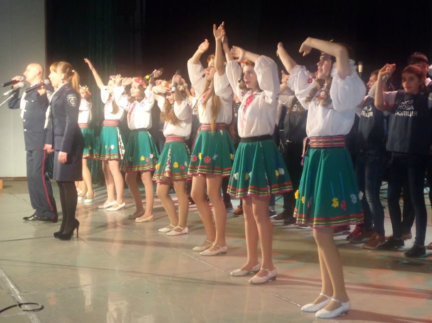 «Слава рідній Україні! Слава рідній землі!» - в Красноармейске (Покровске) прошло торжественное представление участников «Молодёжной лиги будущих полицейских» (фото) - фото 18 «Слава рідній Україні! Слава рідній землі!» - в Красноармейске (Покровске) прошло торжественное представление участников «Молодёжной лиги будущих полицейских» (фото) - фото 18
