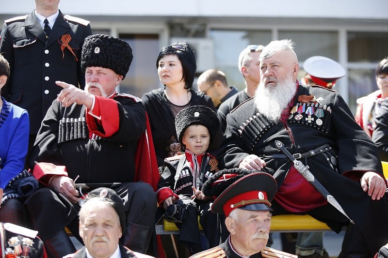 В Краснодаре 25-ю годовщину реабилитации казачества отметили парадом (фото) - фото 1 В Краснодаре 25-ю годовщину реабилитации казачества отметили парадом (фото) - фото 1
