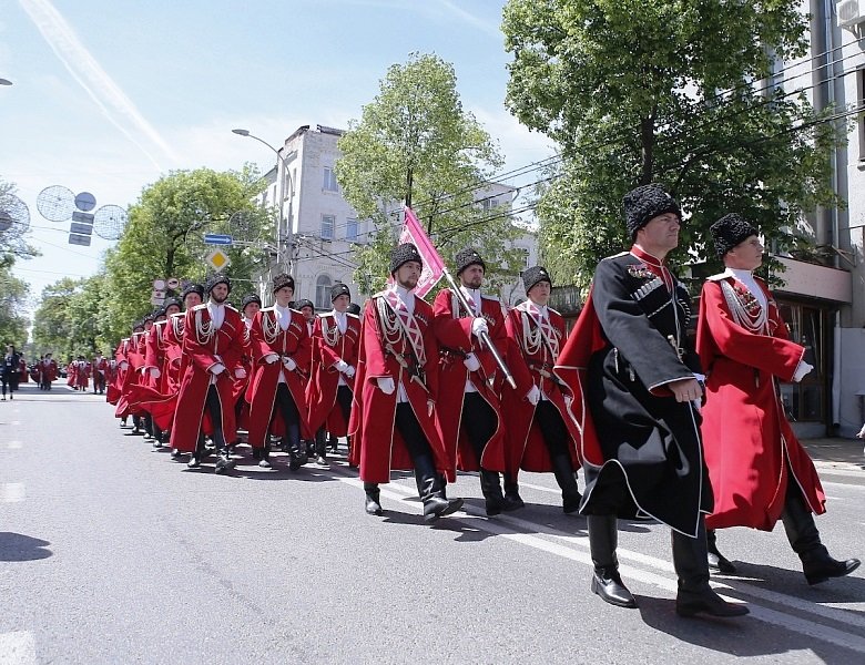 В Краснодаре  25-ю годовщину реабилитации казачества отметили парадом