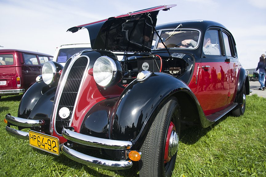 В Киеве состоялся фестиваль ретро-автомобилей “OldCarLand” (фото) - фото 1 В Киеве состоялся фестиваль ретро-автомобилей “OldCarLand” (фото) - фото 1