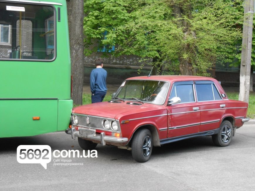 В ДТП на проспекте Аношкина «тройка» столкнулась с маршруткой (фото) - фото 2 В ДТП на проспекте Аношкина «тройка» столкнулась с маршруткой (фото) - фото 2