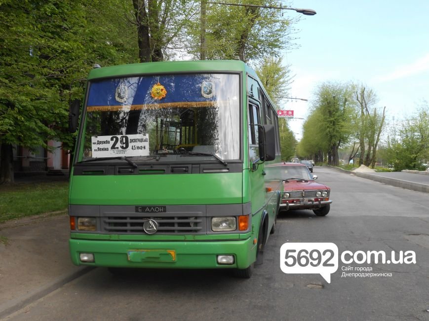 В ДТП на проспекте Аношкина «тройка» столкнулась с маршруткой (фото) - фото 1 В ДТП на проспекте Аношкина «тройка» столкнулась с маршруткой (фото) - фото 1