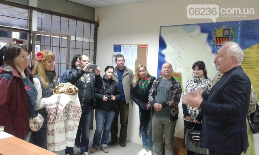 Как творческий десант Поезда единения «Труханівська Січ» караваем встречали (ФОТО) (фото) - фото 1 Как творческий десант Поезда единения «Труханівська Січ» караваем встречали (ФОТО) (фото) - фото 1