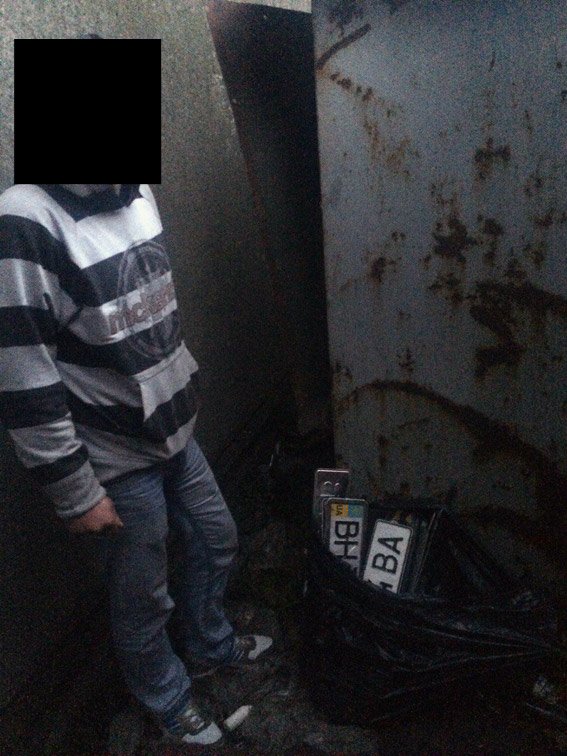 В руки одесских полицейских попался похититель номерных знаков (фото) - фото 1