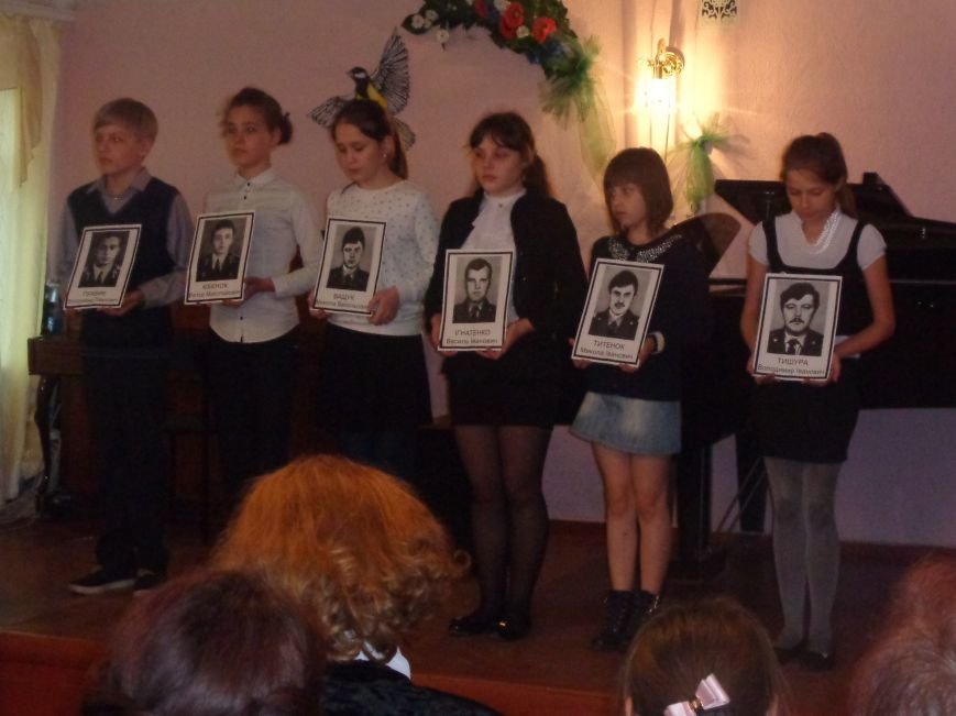 «…Там згоріли гнізда і гніздечка…» - в музыкальной школе имени Н. Д. Леонтовича в Красноармейске (Покровске) почтили память жертв и ликвидаторов Чернобыльской аварии (фото) - фото 7 «…Там згоріли гнізда і гніздечка…» - в музыкальной школе имени Н. Д. Леонтовича в Красноармейске (Покровске) почтили память жертв и ликвидаторов Чернобыльской аварии (фото) - фото 7