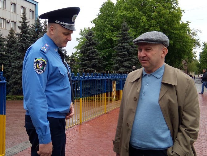 Лютий слухає Лютий слухає