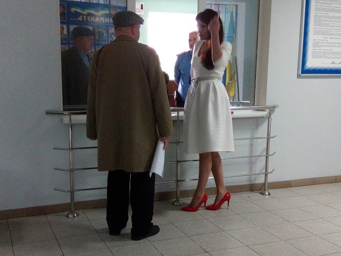 слідачка поучає слідачка поучає