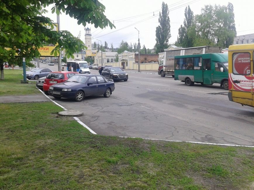 На проспекте Свободы ДТП: Джип На проспекте Свободы ДТП: Джип