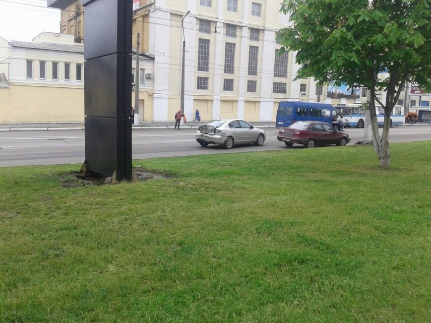 На проспекте Свободы ДТП: Джип На проспекте Свободы ДТП: Джип