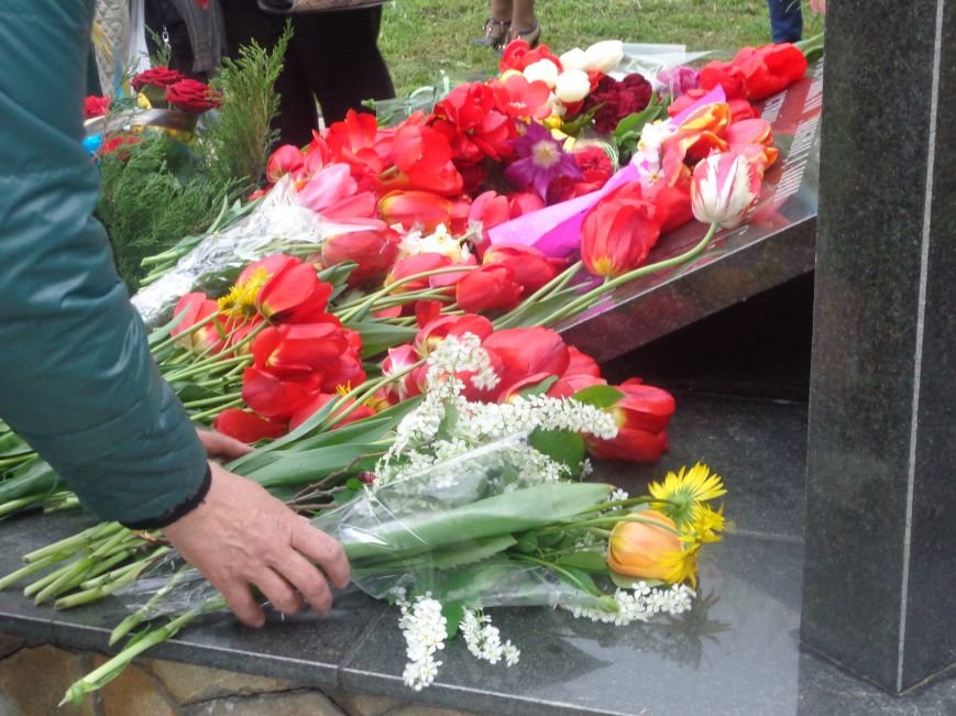 В Красноармейске (Покровске) торжественно почтили светлую память жертв и героический подвиг ликвидаторов аварии на Чернобыльской АЭС (фото) - фото 11 В Красноармейске (Покровске) торжественно почтили светлую память жертв и героический подвиг ликвидаторов аварии на Чернобыльской АЭС (фото) - фото 11