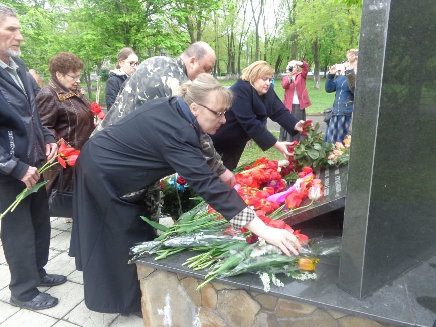 В Красноармейске (Покровске) торжественно почтили светлую память жертв и героический подвиг ликвидаторов аварии на Чернобыльской АЭС (фото) - фото 12 В Красноармейске (Покровске) торжественно почтили светлую память жертв и героический подвиг ликвидаторов аварии на Чернобыльской АЭС (фото) - фото 12