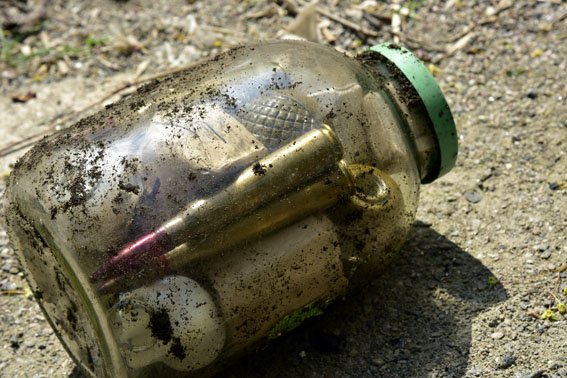 В Мариуполе дети нашли трехлитровую банку с гранатами и множеством патронов (ФОТО+ВИДЕО) (фото) - фото 1 В Мариуполе дети нашли трехлитровую банку с гранатами и множеством патронов (ФОТО+ВИДЕО) (фото) - фото 1