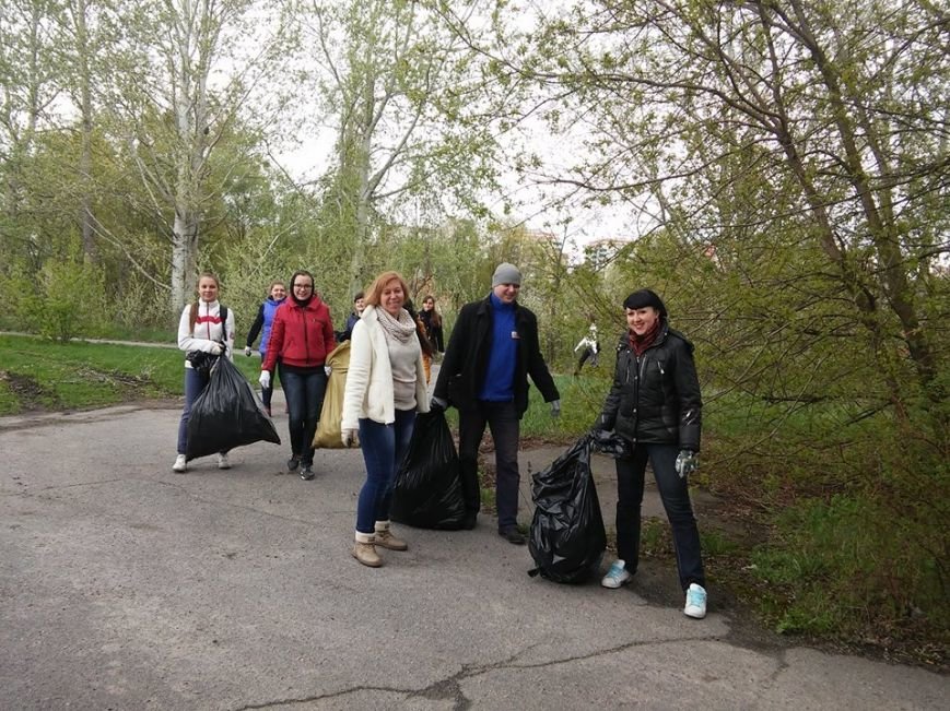 «Сделаем Украину чистой вместе»: юные сумчане вышли на субботник (ФОТО) (фото) - фото 1 «Сделаем Украину чистой вместе»: юные сумчане вышли на субботник (ФОТО) (фото) - фото 1