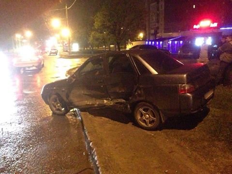 В Харькове внедорожник врезался в 