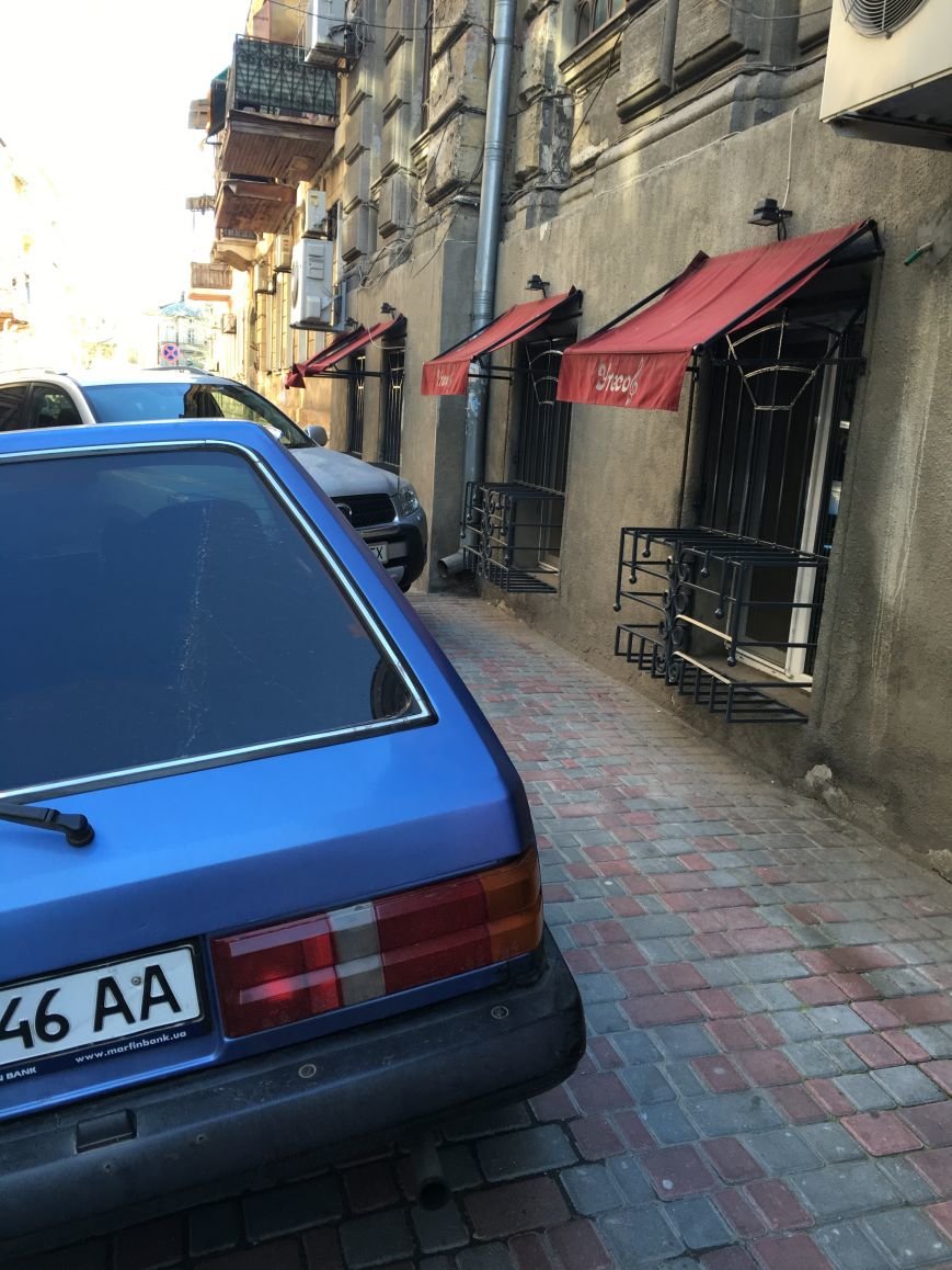 В центре Одессы ребенок разбил голову о рекламу, обходя припаркованные машины (ФОТО) (фото) - фото 1