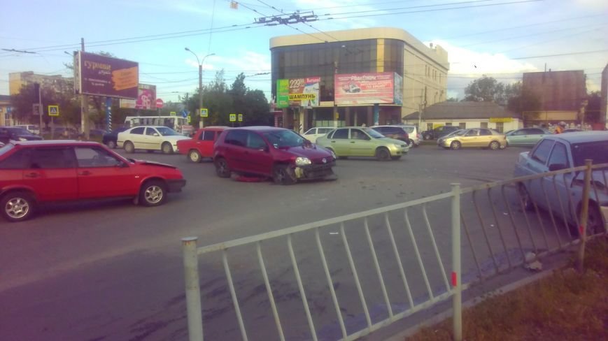 ДТП в Симферополе: Столкнулись три ВАЗа и иномарка, два человека пострадали (ФОТО) (фото) - фото 1