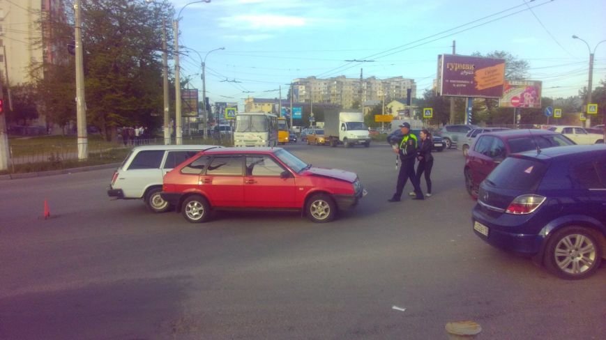 ДТП в Симферополе: Столкнулись три ВАЗа и иномарка, два человека пострадали (ФОТО) (фото) - фото 2