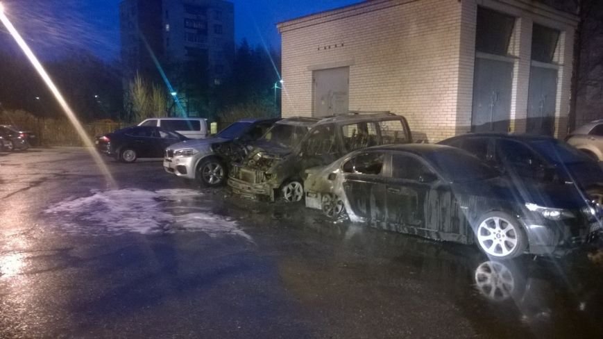 Ночью в Пушкине сгорели пять иномарок (фото) - фото 1 Ночью в Пушкине сгорели пять иномарок (фото) - фото 1
