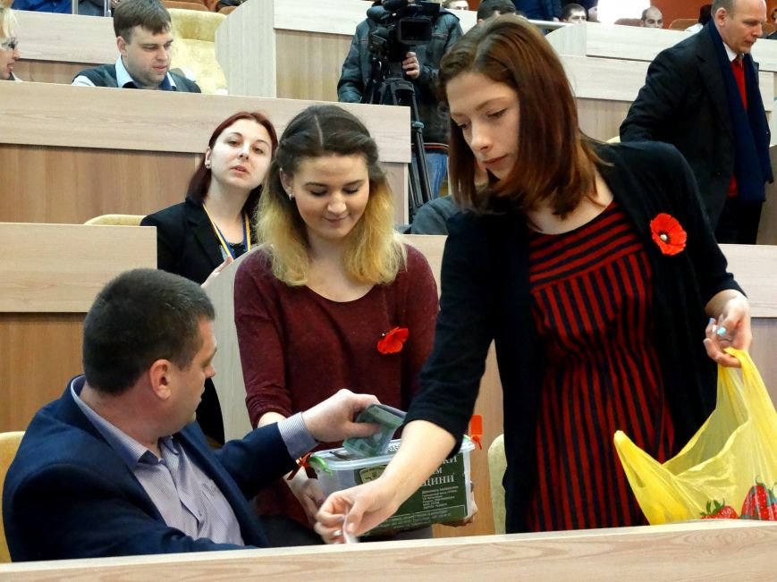 Волонтеры продавали сумским депутатам самодельные значки в виде мака (фото) - фото 1 Волонтеры продавали сумским депутатам самодельные значки в виде мака (фото) - фото 1