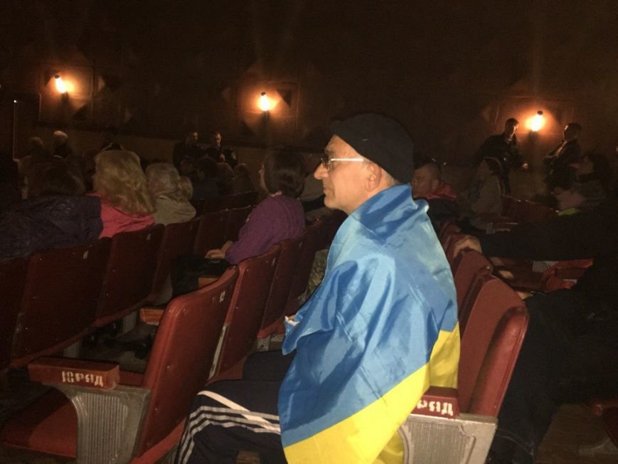 После выхода из зала приверженцев После выхода из зала приверженцев
