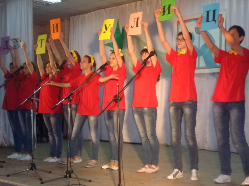 «Мы выбираем life: жизнь – это лучший кайф!» - в Красноармейске (Покровске) прошёл ежегодный тематический КВН, посвящённый здоровому образу жизни (фото) - фото 5 «Мы выбираем life: жизнь – это лучший кайф!» - в Красноармейске (Покровске) прошёл ежегодный тематический КВН, посвящённый здоровому образу жизни (фото) - фото 5
