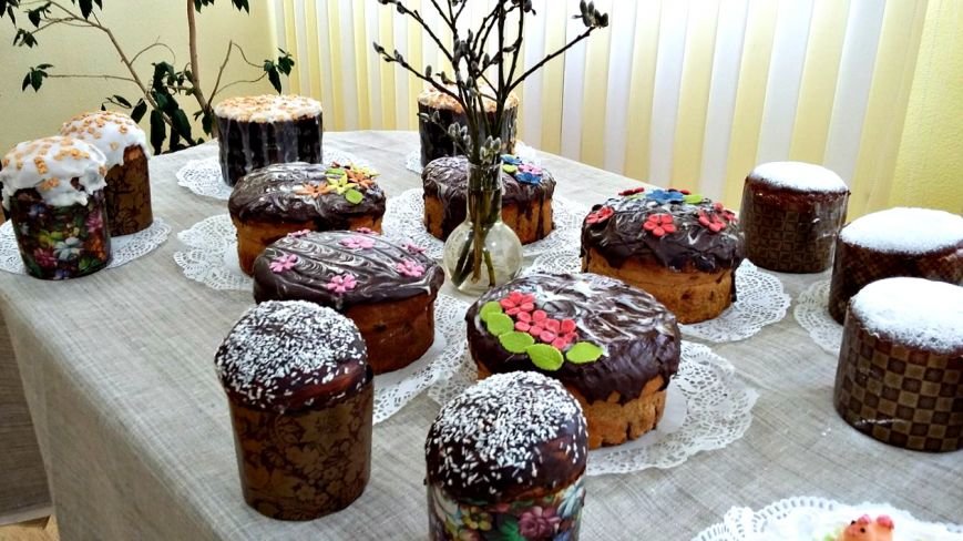 «С шоколадом и кокосом, сахарной помадкой и глазурью»: как в Новополоцке пекут пасхальные куличи (фото) - фото 8 «С шоколадом и кокосом, сахарной помадкой и глазурью»: как в Новополоцке пекут пасхальные куличи (фото) - фото 8