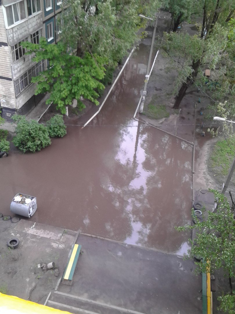 В днепропетровском дворе появилось опасное В днепропетровском дворе появилось опасное