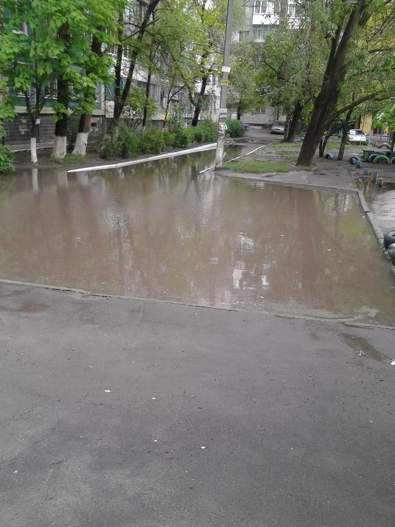 В днепропетровском дворе появилось опасное В днепропетровском дворе появилось опасное
