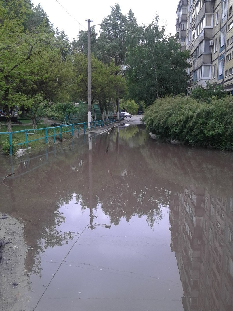 В днепропетровском дворе появилось опасное В днепропетровском дворе появилось опасное
