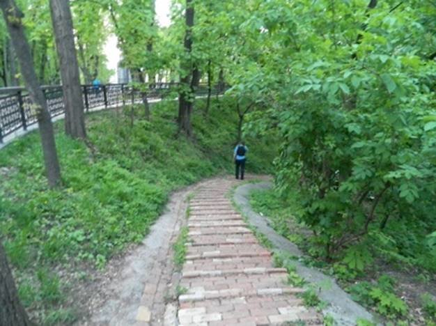 На Владимирской горке нашли труп женщины со следами удушения (ФОТО) (фото) - фото 1 На Владимирской горке нашли труп женщины со следами удушения (ФОТО) (фото) - фото 1