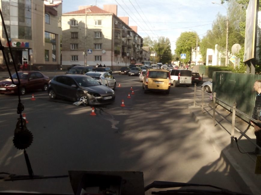 Понівечена автівка: на Збаразькій через ДТП утворилися затори (Фото) (фото) - фото 1 Понівечена автівка: на Збаразькій через ДТП утворилися затори (Фото) (фото) - фото 1