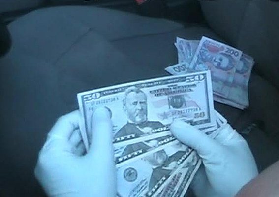 В Полтаве сотрудник главка требовал взятку за надлежащее рассмотрение заявления о краже (фото) - фото 1 В Полтаве сотрудник главка требовал взятку за надлежащее рассмотрение заявления о краже (фото) - фото 1