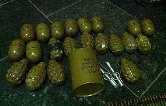 На железнодорожном вокзале Днепропетровска у военного обнаружены гранаты и патроны (ФОТО) (фото) - фото 1 На железнодорожном вокзале Днепропетровска у военного обнаружены гранаты и патроны (ФОТО) (фото) - фото 1