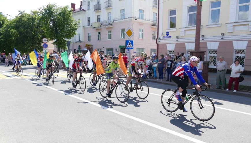Завершали праздничное шествие велосипедисты