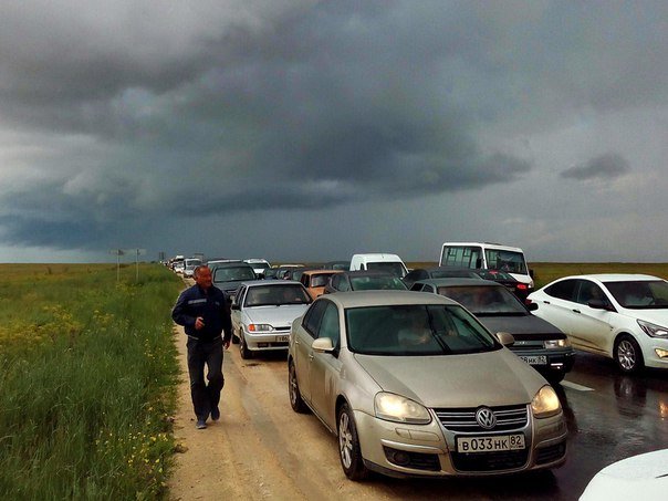 «Авиадартс-2016» в Крыму: Люди по 5 часов ждали в пробках,..., фото-5 «Авиадартс-2016» в Крыму: Люди по 5 часов ждали в пробках, мокли под дождем, пешком шли километры по грязи, но авиашоу так и не увидели (ФО..., фото-5