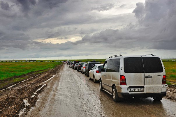 «Авиадартс-2016» в Крыму: Люди по 5 часов ждали в пробках,..., фото-1 «Авиадартс-2016» в Крыму: Люди по 5 часов ждали в пробках, мокли под дождем, пешком шли километры по грязи, но авиашоу так и не увидели (ФО..., фото-1