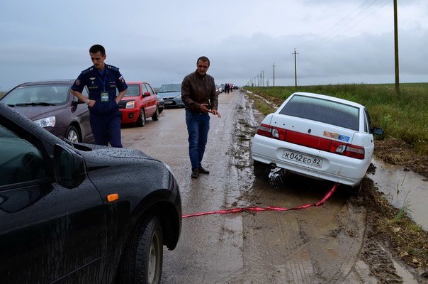 «Авиадартс-2016» в Крыму: Люди по 5 часов ждали в пробках,..., фото-6 «Авиадартс-2016» в Крыму: Люди по 5 часов ждали в пробках, мокли под дождем, пешком шли километры по грязи, но авиашоу так и не увидели (ФО..., фото-6