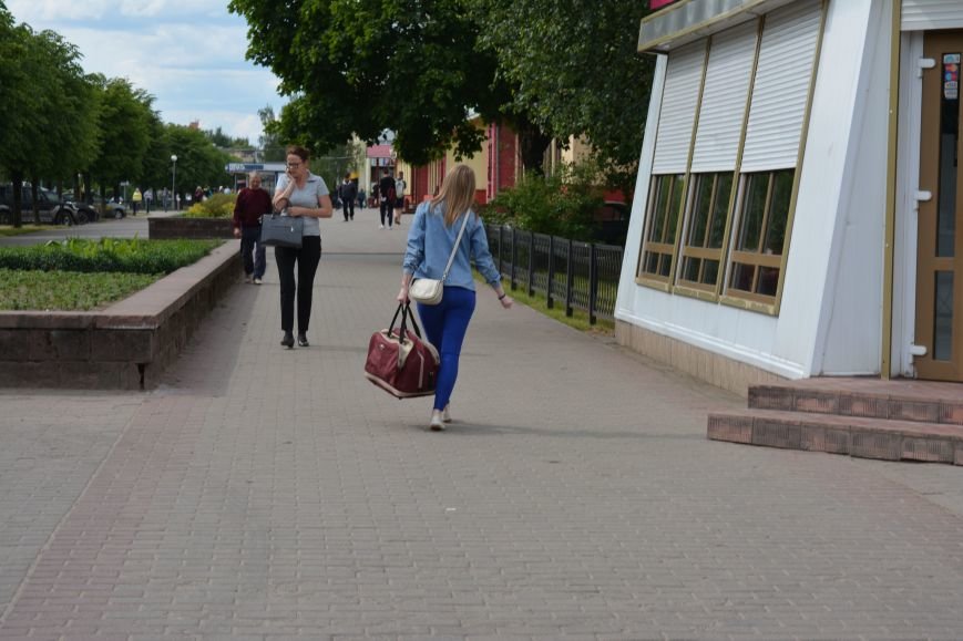 Ставим эксперимент на мужчинах Новополоцка. Помогли ли хрупкой девушке поднести тяжелую сумку на улицах города?, фото-3