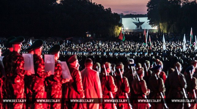 В Брестской крепости тысячи людей встретили рассвет на митинге в память о начале войны, фото-4