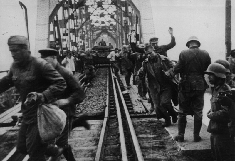 plennie_rkka_na_mostu_brest_1941.a4j62t0ismgooc4w8c0kgg4w8.ejcuplo1l0oo0sk8c40s8osc4.th plennie_rkka_na_mostu_brest_1941.a4j62t0ismgooc4w8c0kgg4w8.ejcuplo1l0oo0sk8c40s8osc4.th