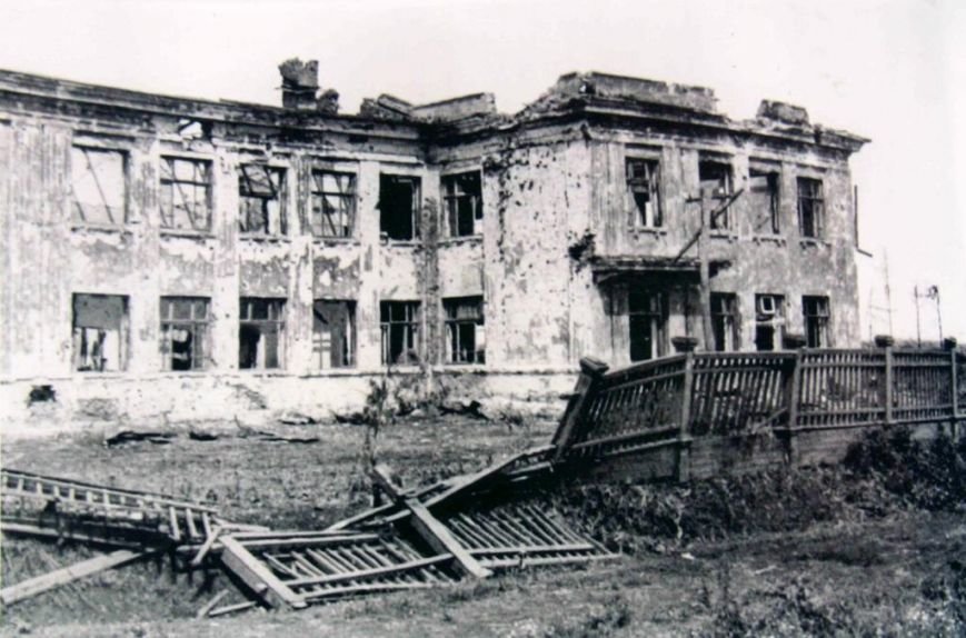 Школа поселка Поныри после боев в июле 1943 года. Школа поселка Поныри после боев в июле 1943 года.
