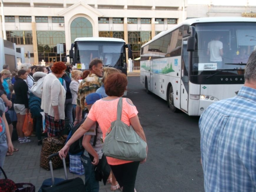 1 в ожидании погрузки в автобус 1 в ожидании погрузки в автобус