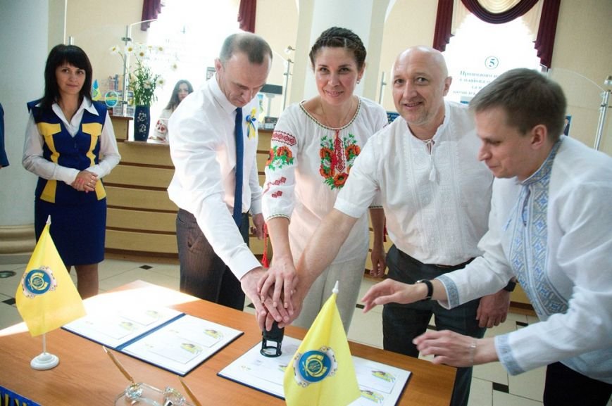 Валерій Головко, Оксана Черкас та Олександр Мазур гасять святковий конверт та марку Валерій Головко, Оксана Черкас та Олександр Мазур гасять святковий конверт та марку