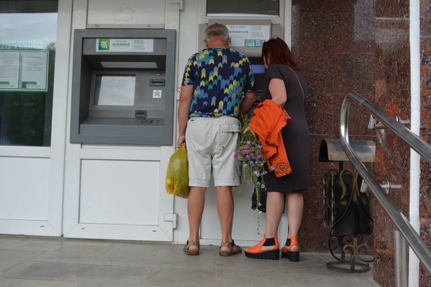 «А в магазине за них можно что-нибудь купить?»: как новополочане реагируют на новые деньги в банкоматах, фото-1