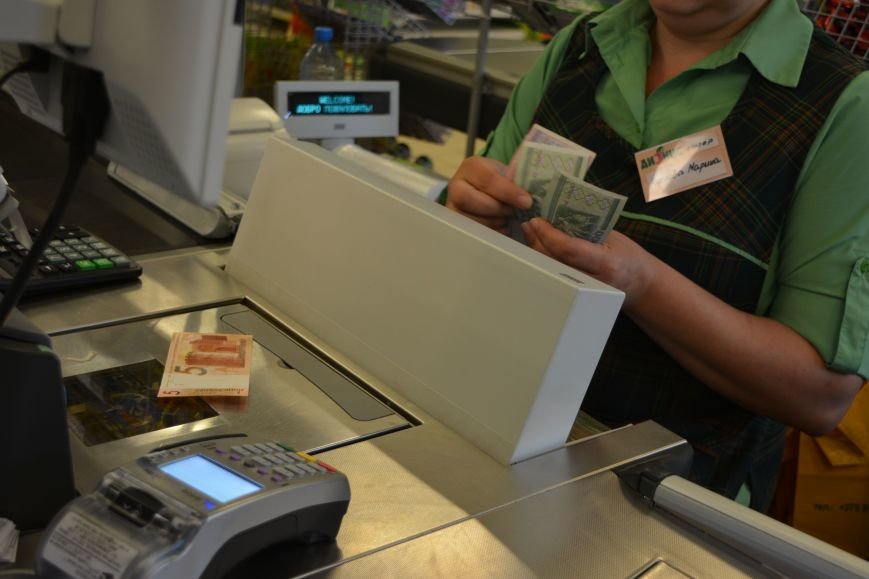 «А в магазине за них можно что-нибудь купить?»: как новополочане реагируют на новые деньги в банкоматах, фото-11
