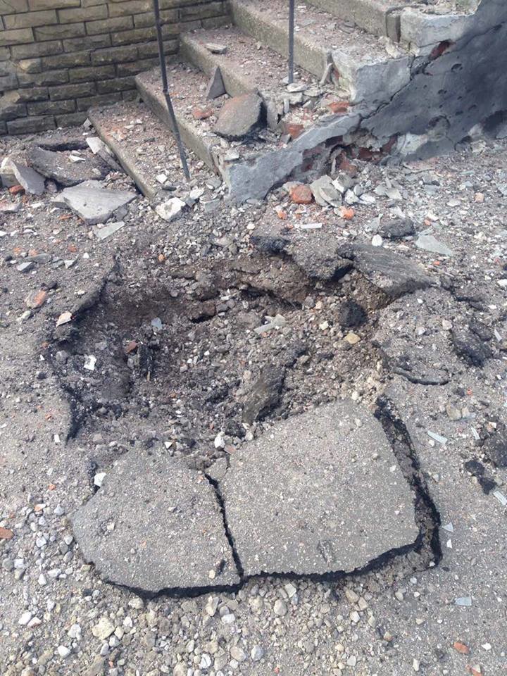 В Донецке во время обстрела пострадал двуэтажный дом (ФОТО), фото-2 В Донецке во время обстрела пострадал двуэтажный дом (ФОТО), фото-2